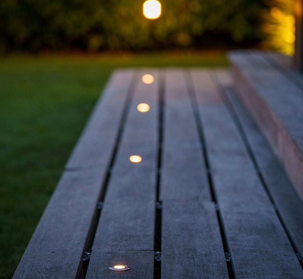 Houten vlonder met Bodin grondspots, buitenverlichting